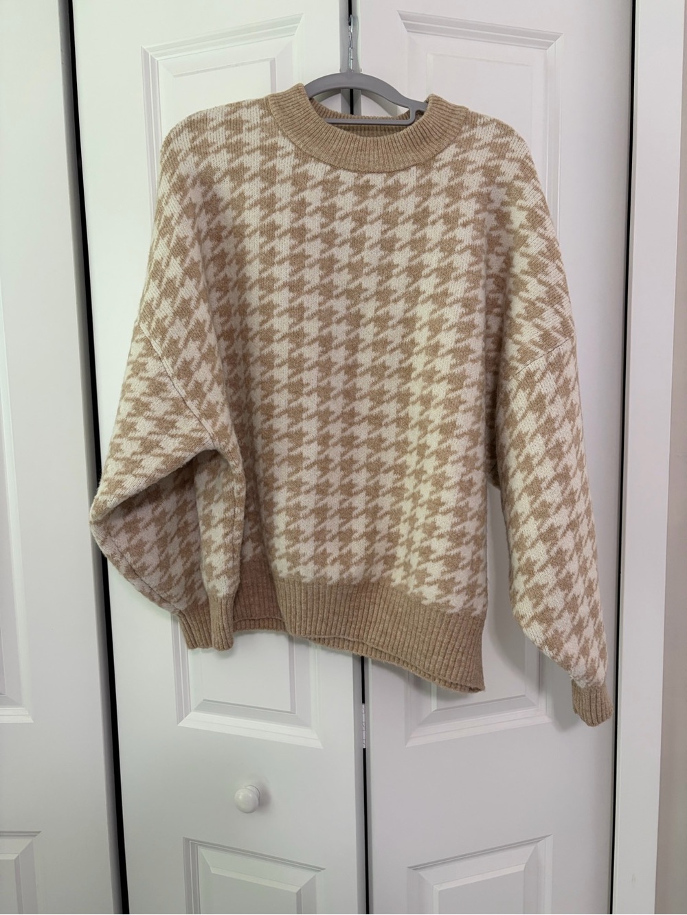 H&M Women's Tan and Cream Sweater